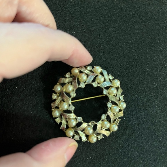 Jewelry - Christmas wreath with faux pearls brooch